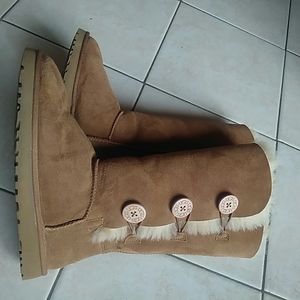 Ugg Bailey Button Triplet II